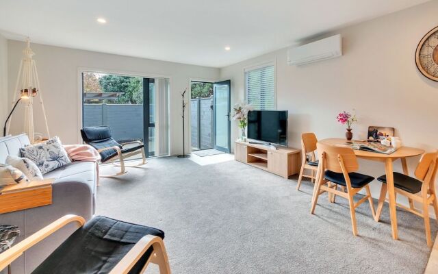 Beautifully Styled 2BR w 2 Carparks & Aircon