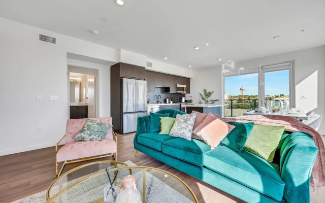 Luxury 2BR Hollywood Pool View by Oneluxstay