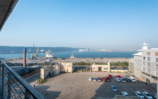 The Bond Square by AirAgents