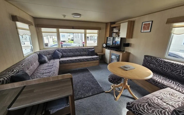 Ty Mawr Chalet Sleeps 6 With Fireplace