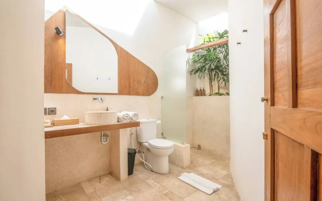 Contemporary 2-br Art Deco Villa, 800m to Beach