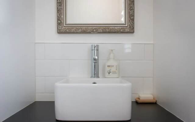 Stylish 2 Bed Art Deco Apartment