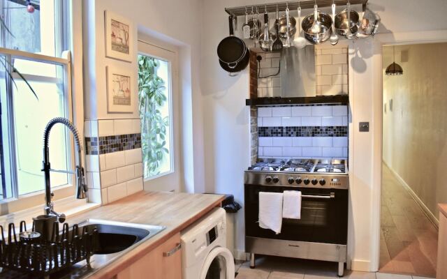 Spacious 1 Bedroom Flat Near The Beach