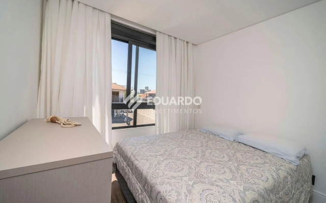 Triplex beira mar com 04 suítes para 12 pessoas.