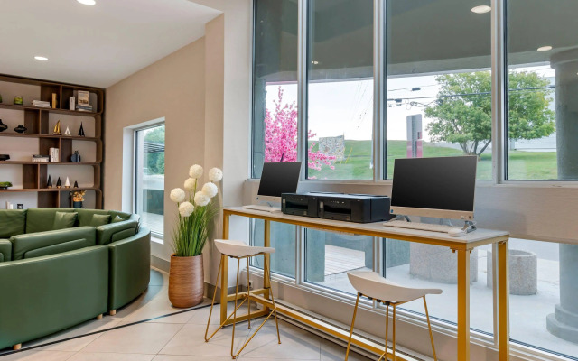 Clarion Lakeside Inn & Conference Centre