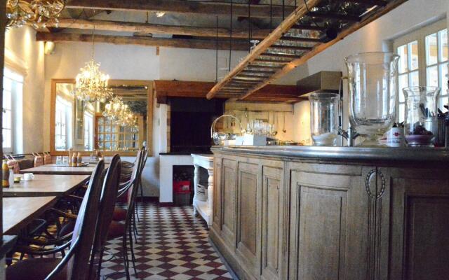 Charming Holiday Home In Bièvre With Sauna