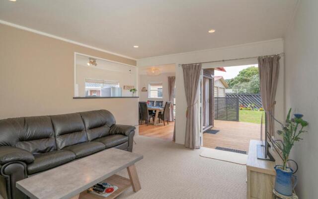 Beach House on Hetherington - Whangamata Holiday Home