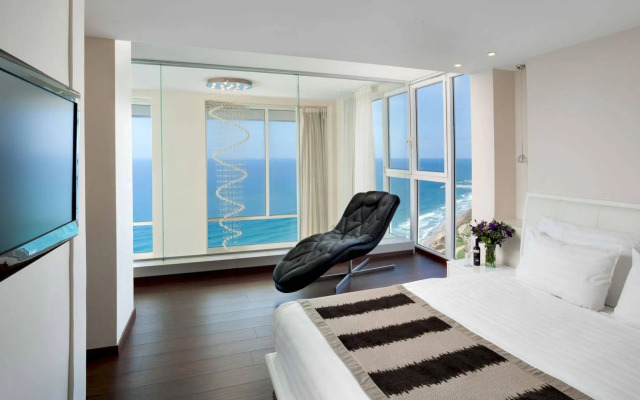 Island Luxurious Suites Hotel