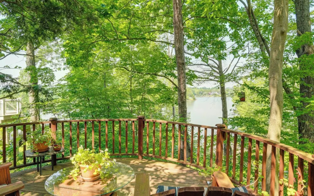 Stunning Lake & Mtn Views: Cozy Catskills Cabin!