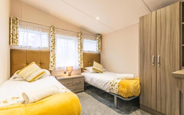 Lakeside View Lodge with Hot Tub