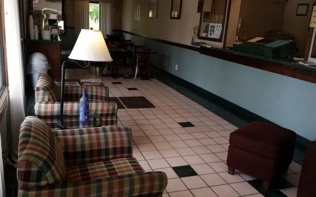 Super 8 Motel - Clarion