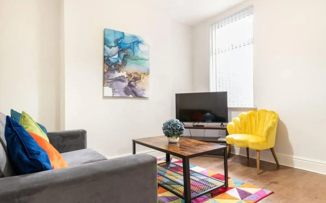 Inviting 3-bedroom Home in Liverpool With Parking