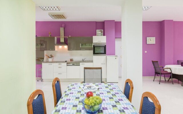 Awesome Home in Brela with Hot Tub, WiFi & 4 Bedrooms