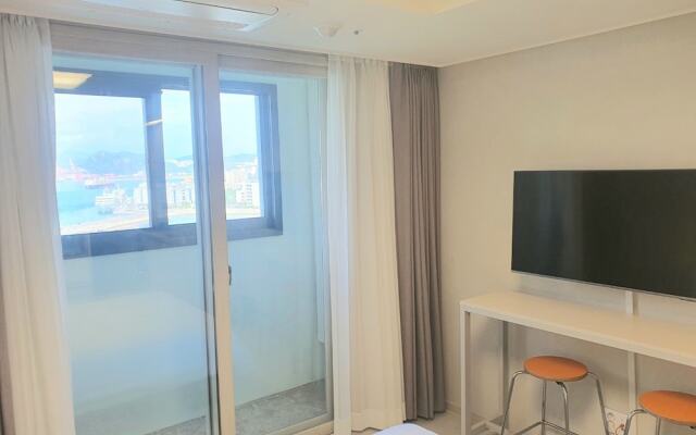 Shift Door Residence Hari