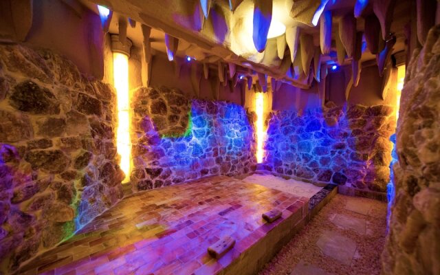 Slender West Lake Hot Spring Resort