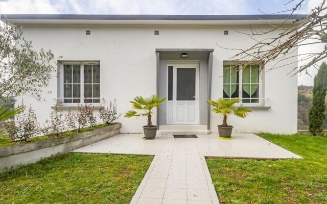 Enticing Holiday Home in Tulle with Garden