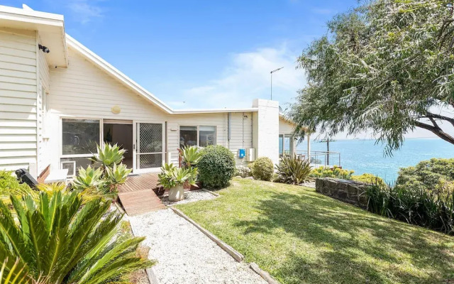 Clifftop Coastal Sanctuary With Panoramic Views