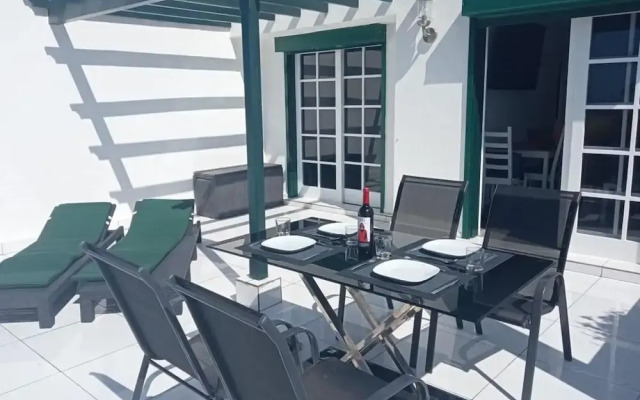 Front Line Seafront Apartment With all day Sun!