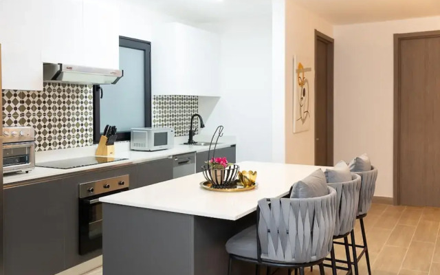 The Elegant Condo by Acomodo