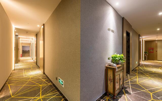 ZMAX Hotels Beijing Linheli Metro Station