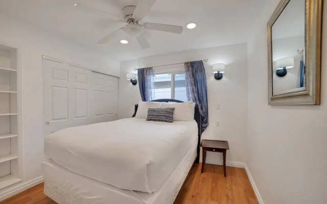 Vibrant In Vegas - 4 Bd With Shimmering Pool! 4 Bedroom Home by RedAwning