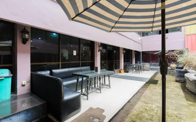 RedDoorz Plus near RSCM Jakarta