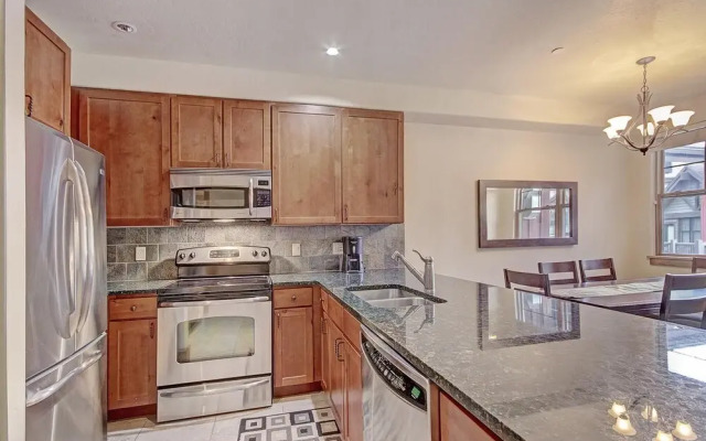 The Perfect Condo in West Village, Big Deck and next to the lift - CA1203 by RedAwning
