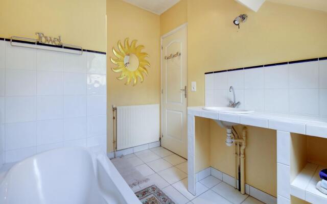 Charming Holiday Home in Raizeux Near Forest