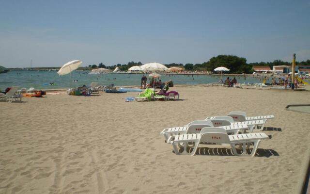 Queen beach apartments Nin Sabunike - Green street I - AE1167