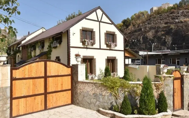 Li-Em Fauna Hostel