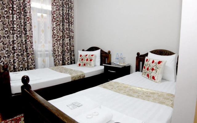 Al Mansur Guesthouse