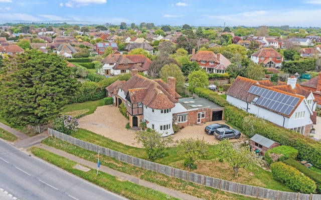 Charming Beach Getaway - Spacious 4BR Sunny Garden