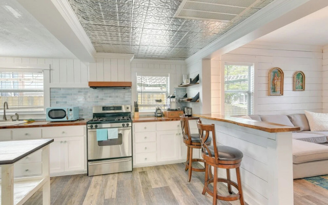 Galveston Vacation Rental: Deck & Central Location