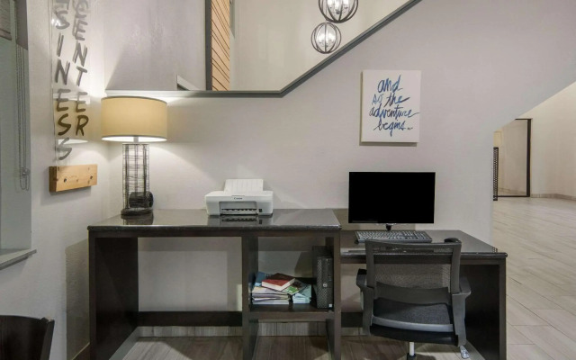 Quality Inn & Suites Roanoke - Fort Worth North