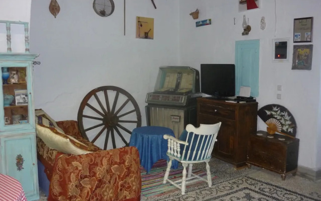 Traditional Villa 7 Mins Drive From Haraki Beach