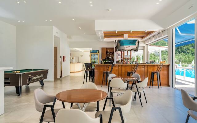 Manousis ApartHotel