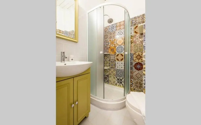 Neoclassical apartment with 3 bedrooms in Piraeus