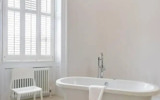 Luxurious Bathroom in a Central Georgian Apartment
