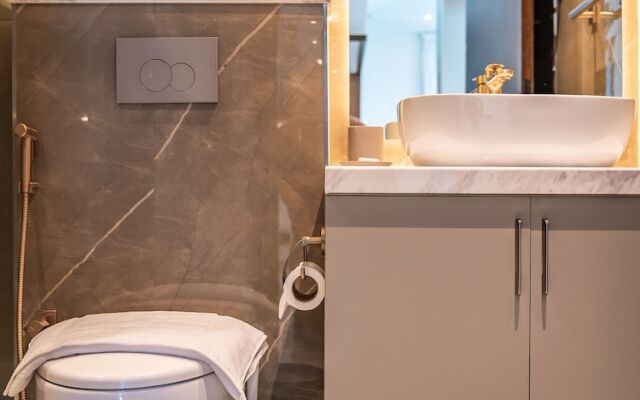 Modern DT Escape1BR with Upscale Comfort