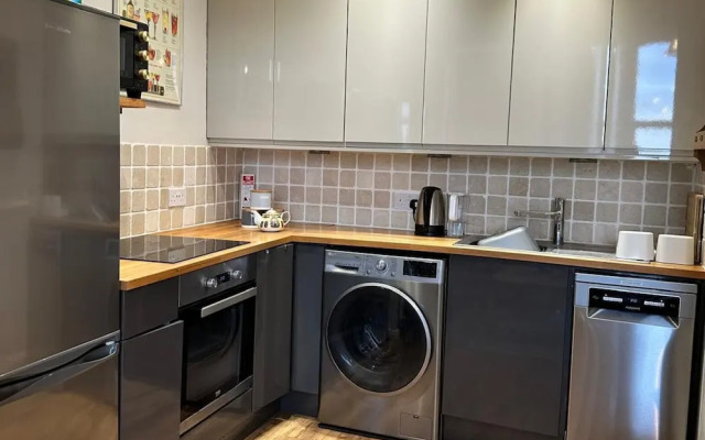 Stunning 1-bed Flat W/seaview, Garden Pet Friendly