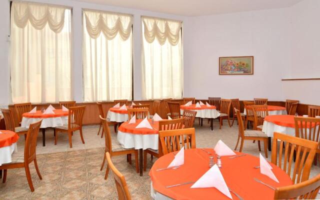 SG Estreya Palace