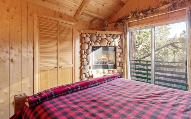 The Hideaway - Enchanting Custom Log-style Home Nestled High In The Pines! Great Room Features! 2 Bedroom Cabin