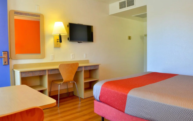 Motel 6 Santa Nella - Los Banos