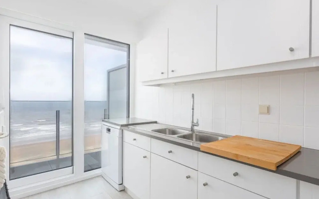 Cozy 1-bedroom Apartment With Sea View