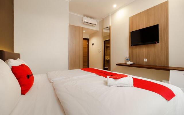 RedDoorz Plus near Lippo Mall Kemang 2