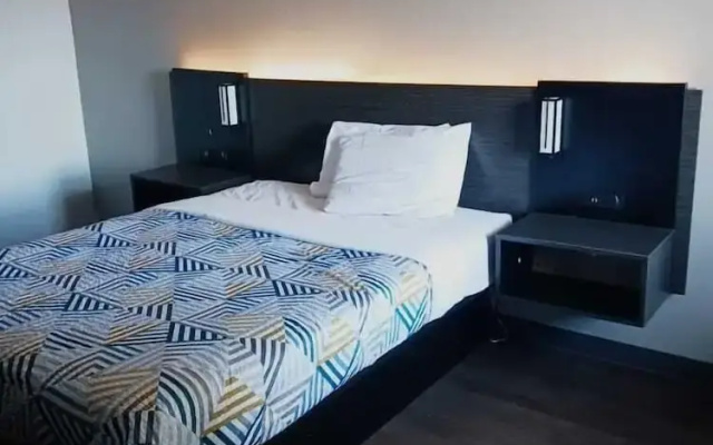 Hotel 465 by Regency Inn & Suites