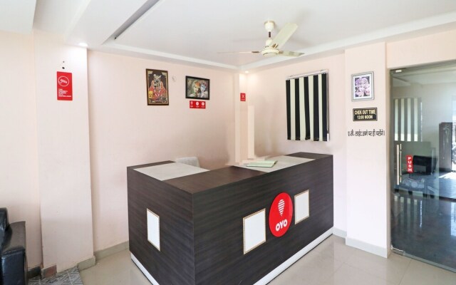 OYO 11572 Hotel Radha Regent