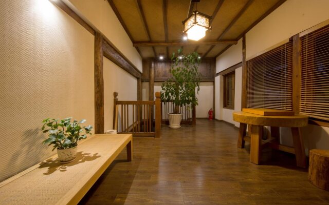 Lijiang Banxicaotang Inn