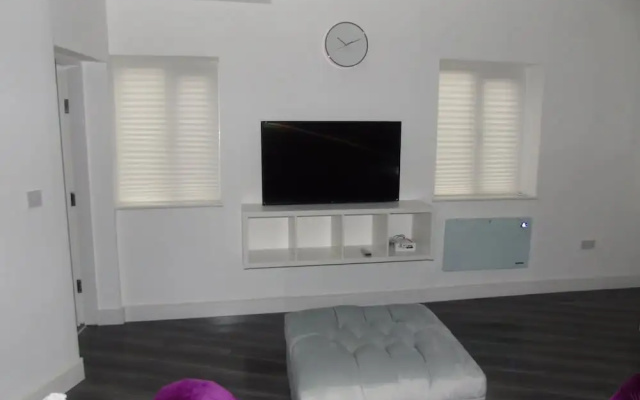 Inviting 1-bed Ground Floor Apartment in Bolton