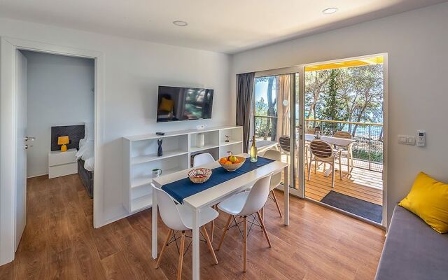 Pine Beach Pakostane Glamping Homes - All Inclusive light